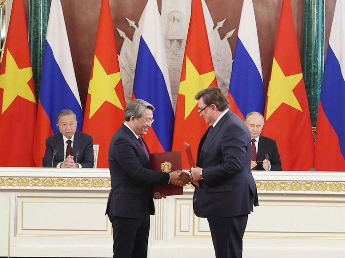 Trong khuôn khổ chuyến thăm chính thức Liên bang Nga của Tổng Bí thư Tô Lâm, chiều 10/5/2025, trước sự chứng kiến của Tổng Bí thư Tô Lâm và Tổng thống Liên bang Nga Vladimir Putin, Bộ trưởng Tư pháp Việt Nam Nguyễn Hải Ninh và Bộ trưởng Tư pháp Liên bang Nga Konstantin Anatolyevich Chuychenko đã trao Chương trình hợp tác giai đoạn 2026 - 2027 giữa Bộ Tư pháp nước CHXHCN Việt Nam và Bộ Tư pháp Liên bang Nga. Nguồn: Vụ Hợp tác quốc tế, Bộ Tư pháp