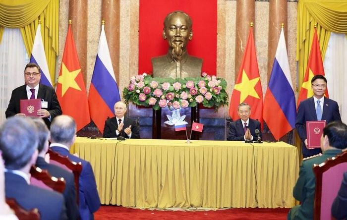 Phó Thủ tướng, Bộ trưởng Bộ Tư pháp Lê Thành Long và Bộ trưởng Tư pháp Liên bang Nga Konstantin Anatolievich Chuichenko trao đổi văn kiện hợp tác giai đoạn 2024-2025 giữa Bộ Tư pháp Việt Nam và Bộ Tư pháp Nga, ngày 20/06/2024. Ảnh VGP/Đức Tuân