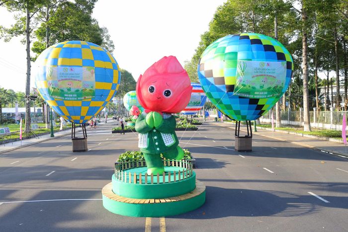 Bé Sen Đồng Tháp chào đón du khách đến tham quan