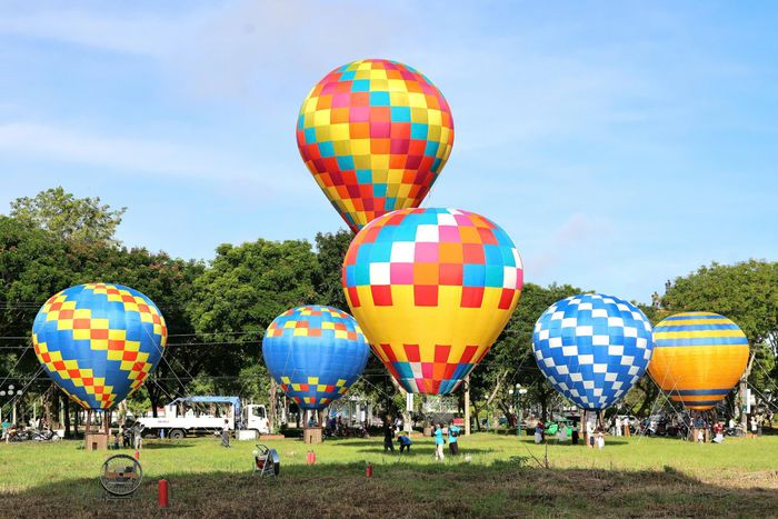 khinh khí cầu với nhiều sắc màu sẵn sàng phục vụ du khách trải nghiệm