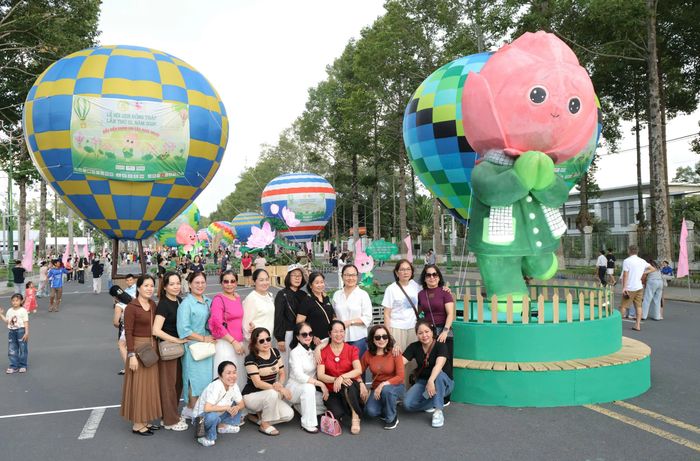 Gia đình chụp ảnh lưu niệm tại lễ hội