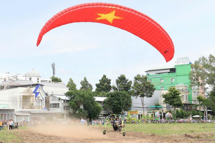Du khách trải nghiệm dù lượn