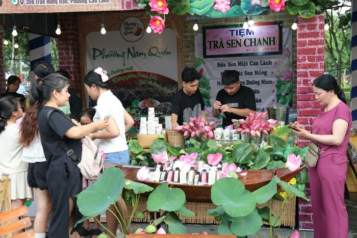 Những điểm bán nước uống, thức ăn nhẹ cũng được trang trí rực rỡ sắc sen