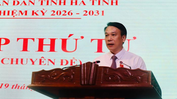 Chánh Văn phòng Đoàn ĐBQH và HĐND tỉnh Nguyễn Huy Hùng thông qua các dự thảo nghị quyết