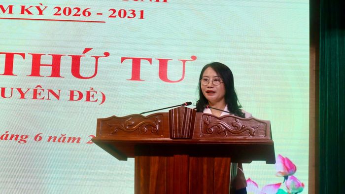 Trưởng Ban Pháp chế HĐND tỉnh Nguyễn Thị Nhuần trình bày báo cáo thẩm tra