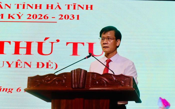 Giám đốc Sở Nội vụ Trịnh Văn Ngọc trình bày các tờ trình