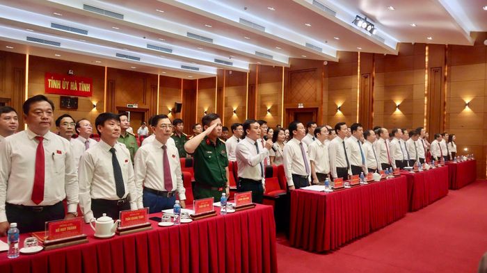 Các đại biểu thực hiện nghi thức chào cờ