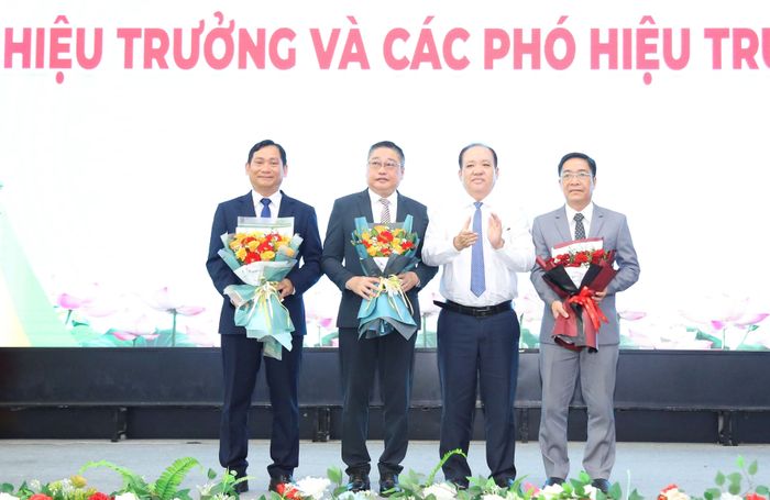 Phó Chủ tịch Thường trực UBND tỉnh An Giang Nguyễn Thanh Phong tặng hoa chúc mừng Hiệu trưởng, 2 Hiệu phó Trường Đại học Kiên Giang