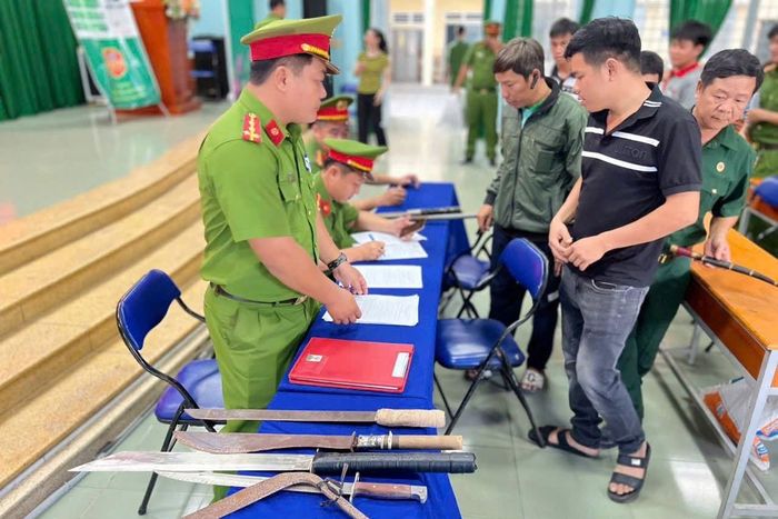 Người dân tự nguyện đến trụ sở Công an giao nộp các loại vũ khí thô sơ, công cụ hỗ trợ sau khi được tuyên truyền, vận động