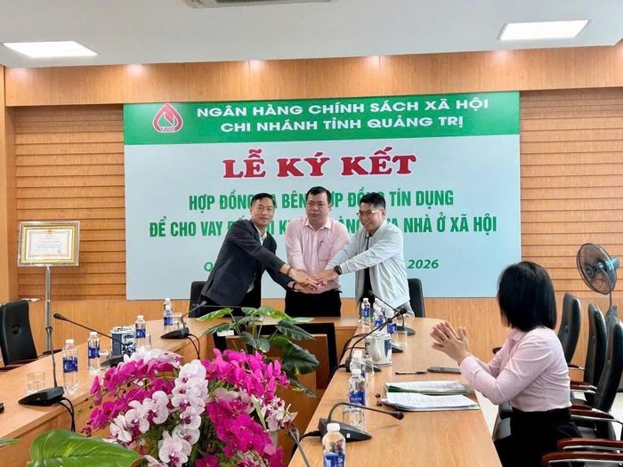 Lễ ký kết hợp đồng ba bên và hợp đồng tín dụng cho vay mua nhà ở xã hội tại Quảng Trị. Sự kiện đánh dấu bước triển khai cụ thể chương trình tín dụng ưu đãi về nhà ở, góp phần hỗ trợ người dân từng bước thực hiện mục tiêu an cư.