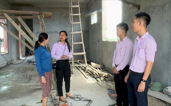 Cán bộ NHCSXH tỉnh Quảng Trị kiểm tra tiến độ công trình của khách hàng vay vốn xây mới nhà ở.