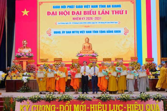 Lãnh đạo UBND tỉnh An Giang tặng bằng khen cho 2 tập thể và 9 cá nhân