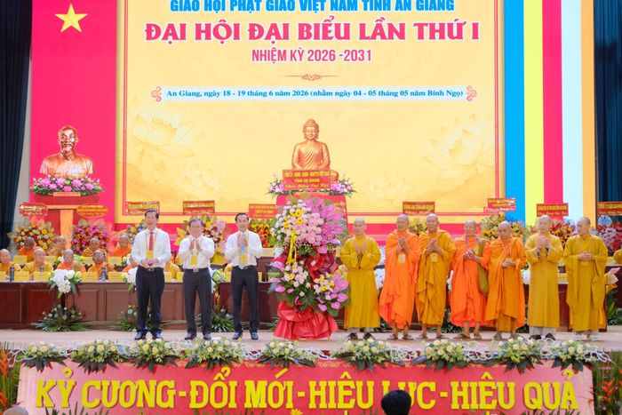 Lãnh đạo tỉnh An Giang chúc mừng Hòa thượng Thích Thiện Thống tiếp tục được tín nhiệm suy cử giữ chức Trưởng ban Trị sự Giáo hội Phật giáo Việt Nam tỉnh An Giang nhiệm kỳ 2026-2031.