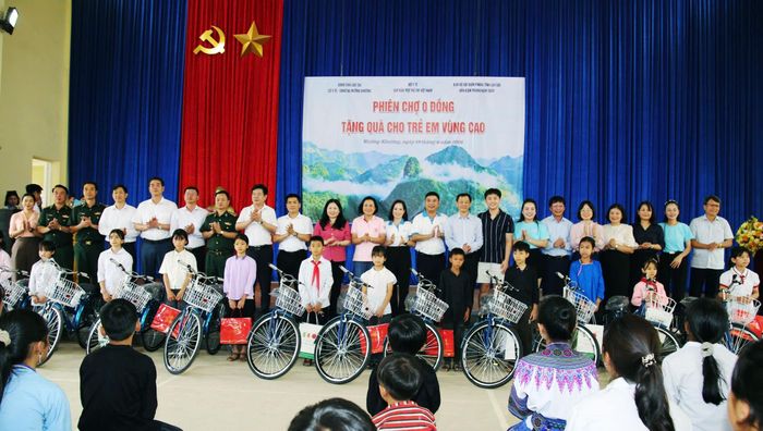 Các đại biểu trao học bổng, quà bánh kẹo và xe đạp cho trẻ em có hoàn cảnh đặc biệt khó khăn xã Mường Khương, tỉnh Lào Cai