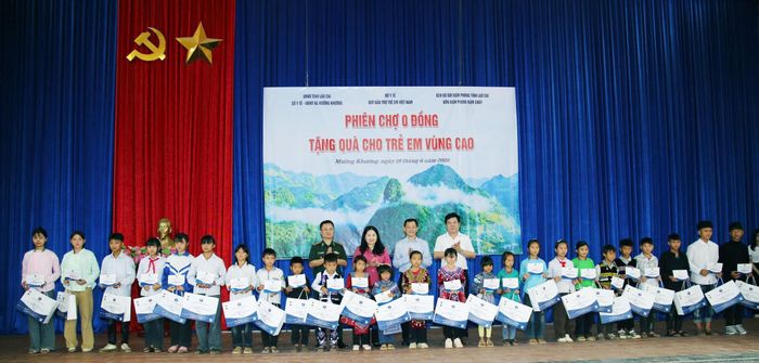 Các đại biểu trao quà cho trẻ em có hoàn cảnh đặc biệt khó khăn xã Mường Khương, tỉnh Lào Cai