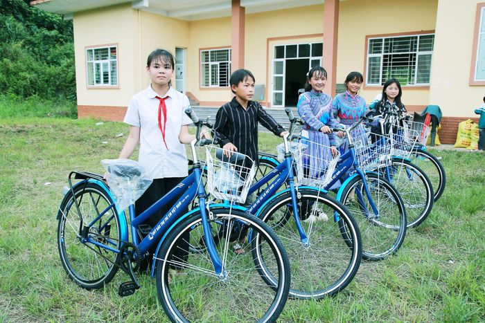 Các em vui mừng nhận món quà ý nghĩa từ chương trình
