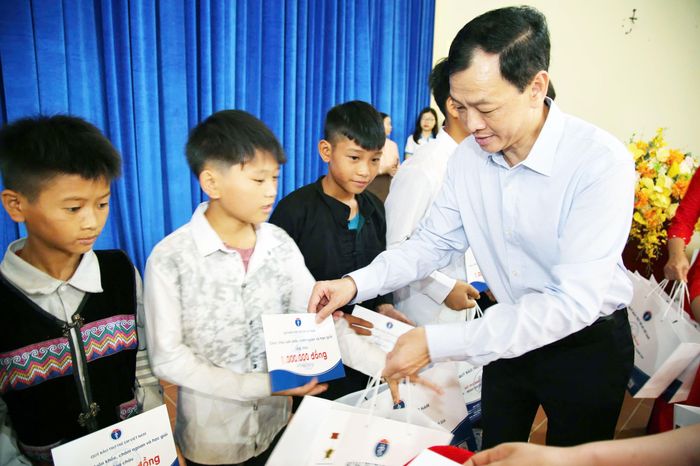 Thứ trưởng Bộ Y tế Nguyễn Tri Thức tặng quà và học bổng cho trẻ em có hoàn cảnh đặc biệt, khó khăn xã Mường Khương, tỉnh Lào Cai