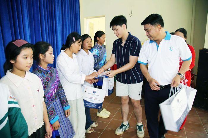 Giám đốc Quỹ Bảo trợ trẻ em Việt Nam Đinh Tiến Hải và em Nguyễn Huỳnh Nghị tặng quà và học bổng cho trẻ em có hoàn cảnh đặc biệt, khó khăn xã Mường Khương, tỉnh Lào Cai