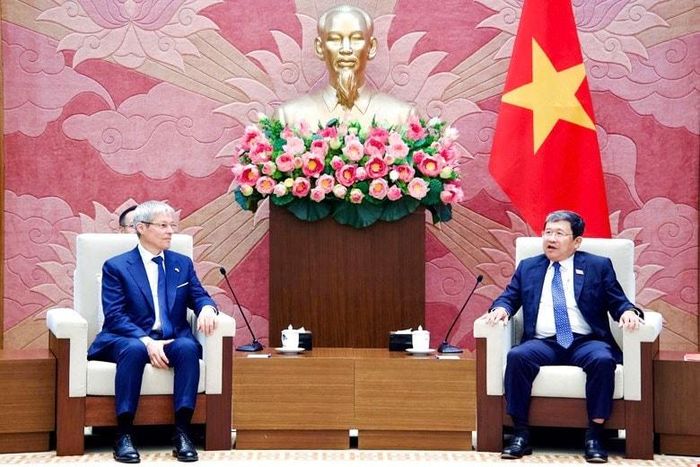 Phó Chủ nhiệm Thường trực Ủy ban Quốc phòng, An ninh và Đối ngoại Vũ Hải Hà tiếp Cố vấn của Tổng thống Romania, Cựu Thủ tướng Romania Dacian Cioloș