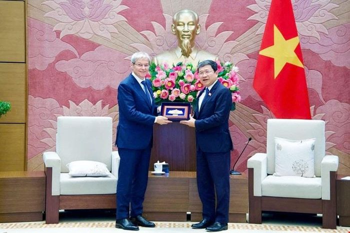 Phó Chủ nhiệm Thường trực Ủy ban Quốc phòng, An ninh và Đối ngoại Vũ Hải Hà tặng quà Cố vấn của Tổng thống Romania, Cựu Thủ tướng Romania Dacian Cioloș