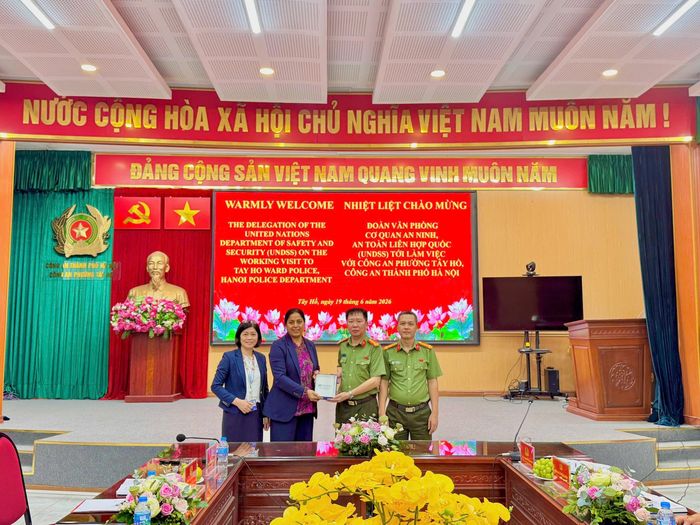 Các đại biểu chụp ảnh lưu niệm tại chương trình.
