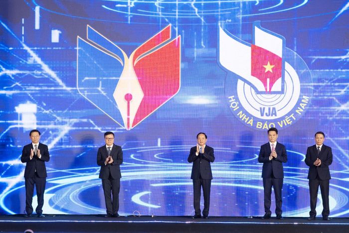 Các đại biểu thực hiện nghi thức khai mạc Hội Báo toàn quốc 2026. Ảnh: Phạm Thắng