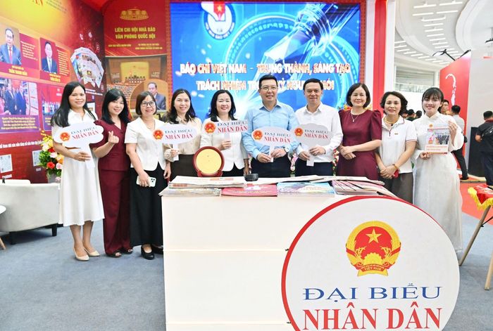 Tổng Biên tập Báo Đại biểu Nhân dân Phạm Thị Thanh Huyền và các đại biểu tại gian trưng bày của Liên Chi hội Nhà báo Văn phòng Quốc hội. Ảnh: Quang Khánh