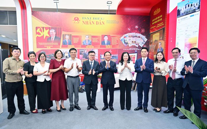 Trưởng Ban Tuyên giáo và Dân vận Trung ương Trịnh Văn Quyết và các đại biểu thăm gian trưng bày của Liên Chi hội Nhà báo Văn phòng Quốc hội. Ảnh: Quang Khánh