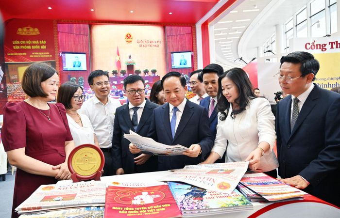 Trưởng Ban Tuyên giáo và Dân vận Trung ương Trịnh Văn Quyết và các đại biểu thăm gian trưng bày của Liên Chi hội Nhà báo Văn phòng Quốc hội. Ảnh: Quang Khánh