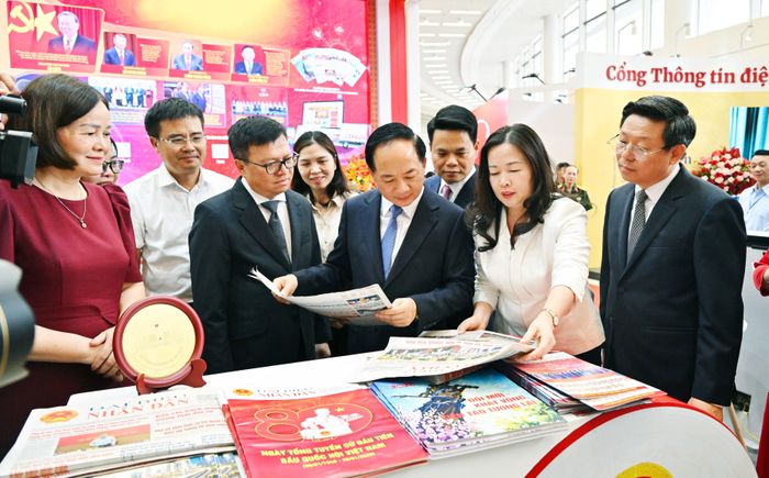 Trưởng ban Tuyên giáo và Dân vận Trung ương Trịnh Văn Quyết và các đại biểu thăm gian trưng bày của Liên Chi hội Nhà báo Văn phòng Quốc hội. Ảnh: Quang Khánh