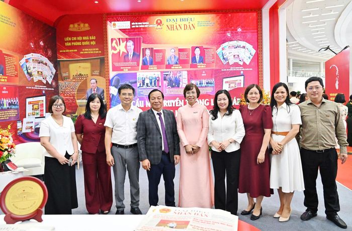 Tổng Biên tập Báo Đại biểu Nhân dân Phạm Thị Thanh Huyền và các đại biểu tại gian trưng bày của Liên Chi hội Nhà báo Văn phòng Quốc hội. Ảnh: Quang Khánh