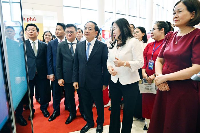 Trưởng Ban Tuyên giáo và Dân vận Trung ương Trịnh Văn Quyết và các đại biểu thăm gian trưng bày Báo chí Quốc hội. Ảnh: Quang Khánh