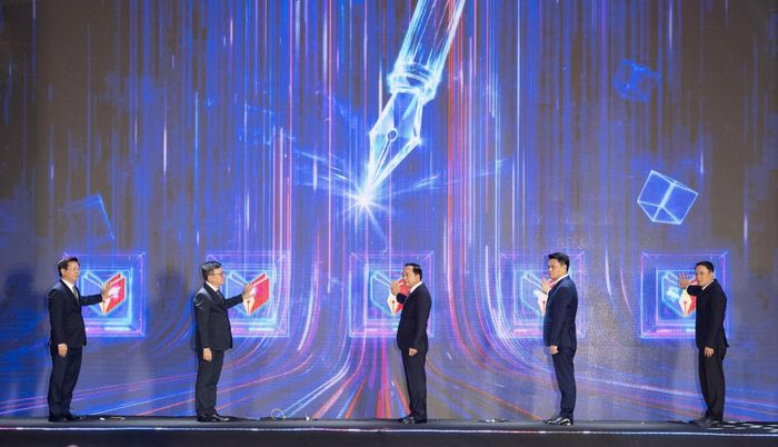 Các đại biểu thực hiện nghi thức khai mạc Hội Báo toàn quốc 2026. Ảnh: Phạm Thắng