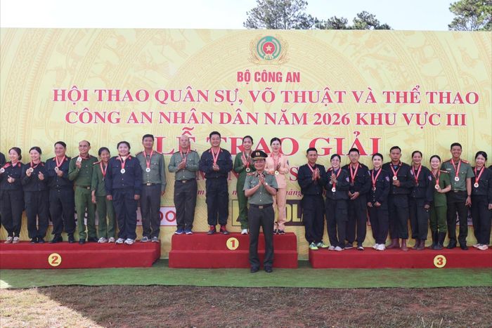 Phó Cục trưởng Cục Công tác chính trị, Phó Trưởng Ban Chỉ đạo Hội thao Bộ Công an, Thiếu tướng Lê Hồng Hiệp đã trao giải cho các đội tuyển ở nội dung Súng trường bắn tỉa cự ly 120m