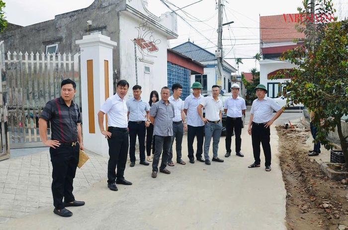 Lãnh đạo xã Kiến Hải cùng các phòng, Ban Quản lý dự án thường xuyên kiểm tra tiến độ thi công và kịp thời giải quyết các vướng mắc trong quá trình thi công (Ảnh: Kiến Hải) 