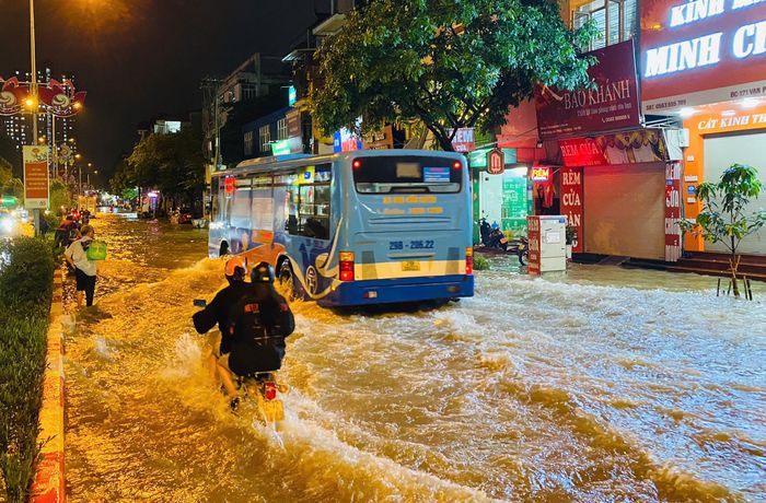 Khi đường phố chìm trong mưa lớn và nhiều người đã trở về nhà, những người làm báo vẫn bám hiện trường để phản ánh những vấn đề dân sinh đang diễn ra. Đó là một phần trách nhiệm của nghề báo đối với xã hội.