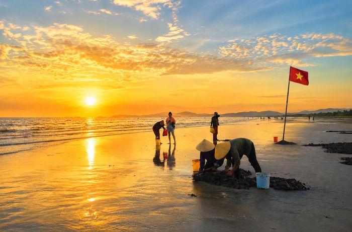 Mặt trời lên trên biển bắt đầu một ngày mới. Với người làm báo, mỗi ngày đều là một cơ hội để ghi lại những khoảnh khắc chân thực của cuộc sống và góp phần tạo nên dòng chảy thông tin của thời đại.