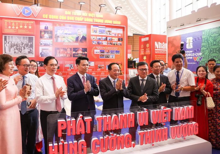 Các lãnh đạo Trung ương và địa phương tới tham quan gian trưng bày của Đài tiếng nói Việt Nam.