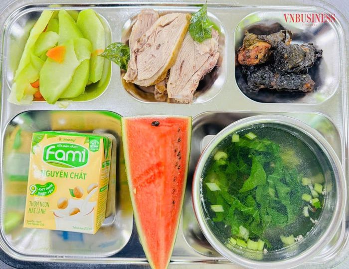 Suất ăn học đường của công ty Hoàng Minh đảm bảo dinh dưỡng, vệ sinh an toàn phực phẩm.
