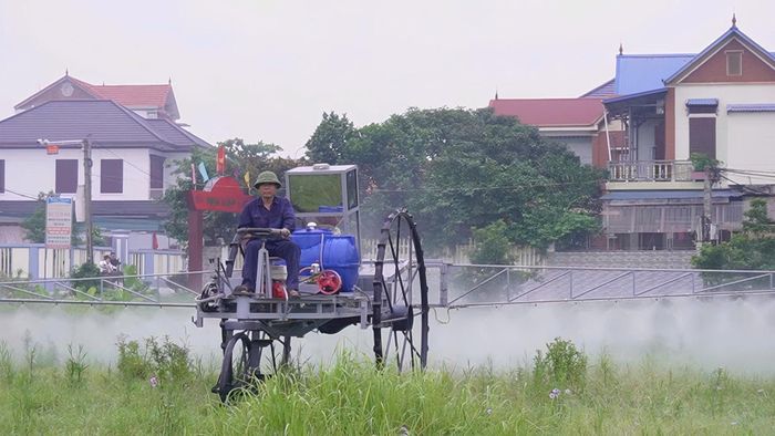 Ông Phạm Văn Hát và sáng chế máy phun thuốc sâu.