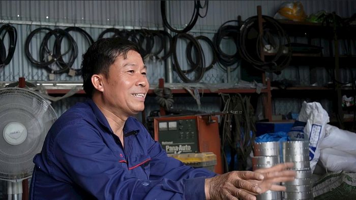 Ông Phạm Văn Hát tại xưởng sáng chế nhỏ.