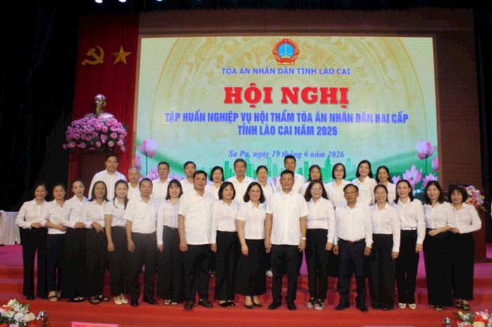 Các đại biểu chụp ảnh kỷ niệm.