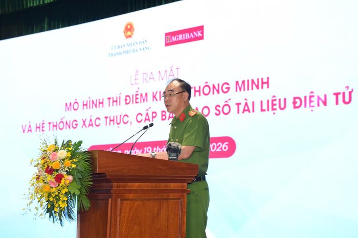 Đại tá Trần Hồng Phú, Phó Cục Trưởng Cục Cảnh sát Quản lý hành chính về trật tự xã hội phát biểu tại buổi lễ
