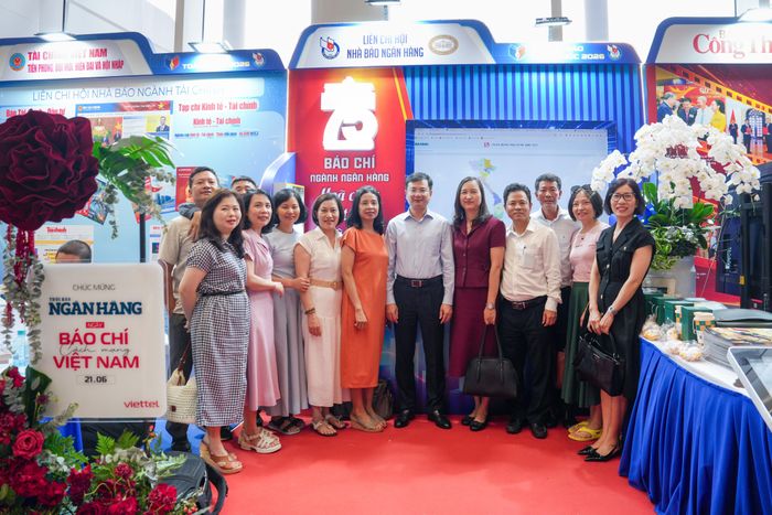 Đồng chí Phạm Thanh Hà, Phó Thống đốc Ngân hàng Nhà nước Việt Nam tham quan gian trưng bày báo chí ngành Ngân hàng