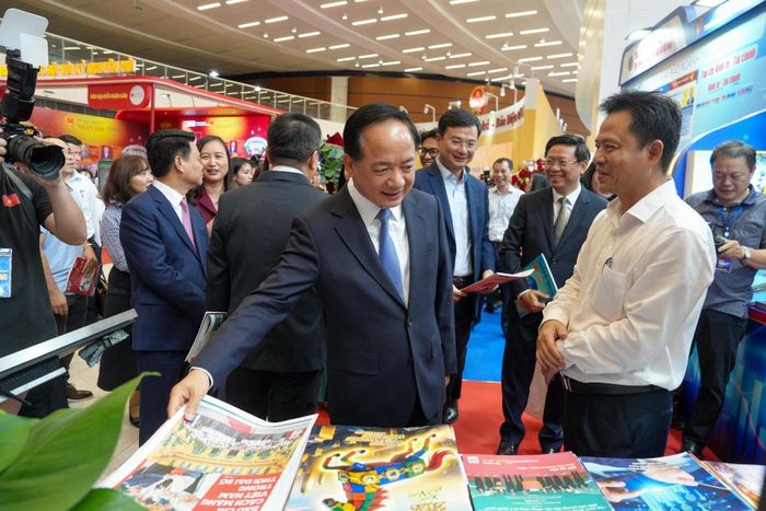 Đồng chí Trịnh Văn Quyết, Ủy viên Bộ Chính trị, Bí thư Trung ương Đảng, Trưởng ban Tuyên giáo và Dân vận Trung ương Tham gian trưng bày báo chí ngành Ngân hàng.