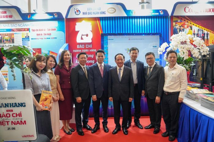 Lãnh đạo Đảng, Nhà nước và NHNN chụp ảnh lưu niệm tại gian trưng bày báo chí ngành Ngân hàng