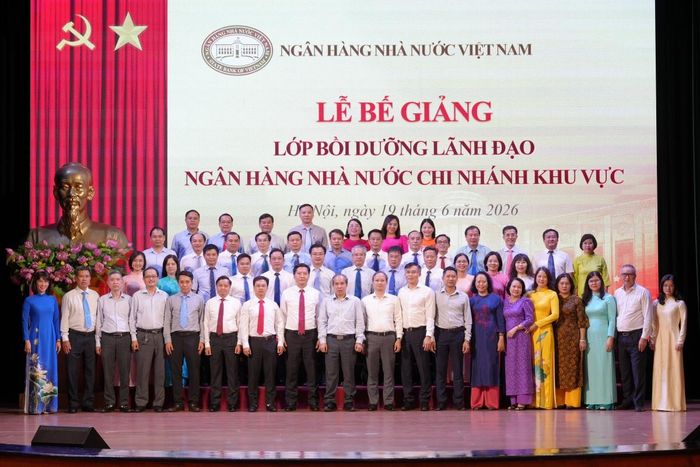 Phó Thống đốc Thường trực NHNN Đoàn Thái Sơn chụp ảnh lưu niệm với các học viên