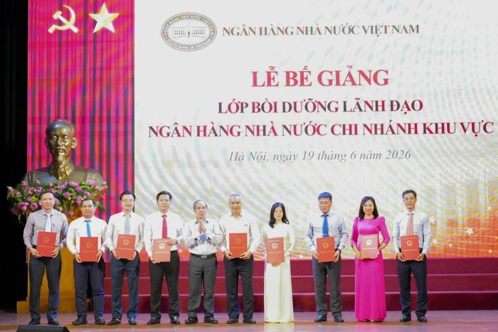 Phó Thống đốc Thường trực NHNN Đoàn Thái Sơn trao chứng nhận cho các học viên được công nhận hoàn thành xuất sắc khóa học
