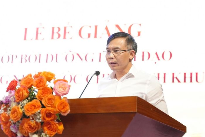 Đồng chí Lê Việt Hùng, Phó Vụ trưởng Vụ Tổ chức phát biểu tại buổi lễ