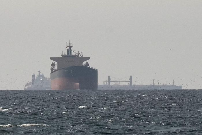 Các hãng vận tải bắt đầu cho tàu di chuyển qua eo biển Hormuz. Ảnh: GettyImages